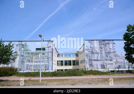 17. Juni 2022, Brandenburg, Schwedt/oder: In den Bürogebäuden der PCK-Raffinerie in Schwedt wird die Raffinerie außen lackiert. Die Bundesregierung gibt der PCK-Raffinerie in Schwedt, Brandenburg, eine Produktionsgarantie für die nächsten Jahre. Die Raffinerie produziert derzeit mit russischem Öl aus der 'Druzhba'-Pipeline. Im Rahmen des Ölembargos der Europäischen Union gegen Russland will die deutsche Regierung jedoch darauf verzichten und sucht nach Alternativen für die Produktion in Schwedt. Foto: Annette Riedl/dpa Stockfoto