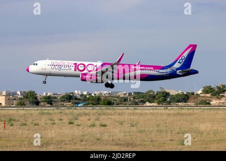 Wizz Air Airbus A321-231 (Reg.: HA-LTD) mit speziellen Kennzeichnungen für den Airbus 100., der an WizzAir geliefert wurde. Stockfoto