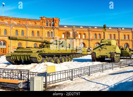 Russische 152-mm-Hyazinth-Selbstfahrkanone und amerikanischer Sherman-Panzer Stockfoto