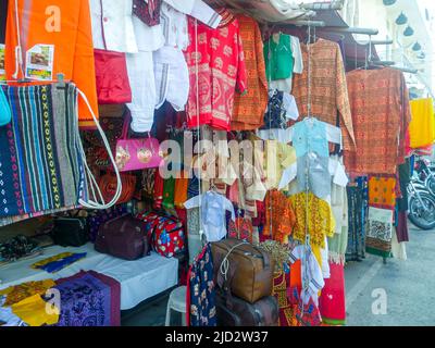 Pushkar, Rajasthan Indien - 4. November 2019 : lokaler Straßenmarkt verkauft Tücher, T-Shirts, Kleidung und Kleidungsstücke, Herrenmode hängen im Geschäft. Stockfoto