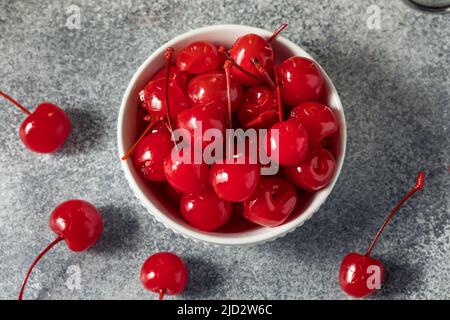 Süße kandierte rote Maraschino-Kirschen in einer Schüssel Stockfoto