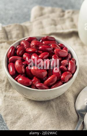 Rohe rote Bio Bohnen in eine Schüssel geben Stockfoto