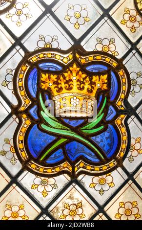 Buntglasfenster in den Kreuzgängen der Gloucester Cathedral aus dem 14.. Jahrhundert, Gloucester, Gloucestershire, England, Vereinigtes Königreich. Stockfoto