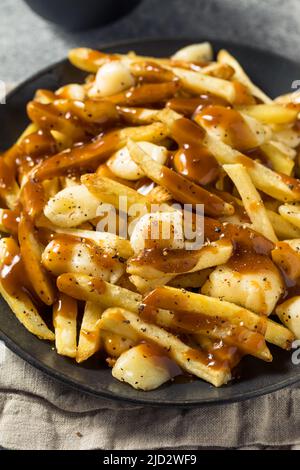 Hausgemachte Käsesorten mit Pommes Frites aus Poutine mit Soße und Käsecurds Stockfoto