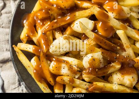 Hausgemachte Käsesorten mit Pommes Frites aus Poutine mit Soße und Käsecurds Stockfoto