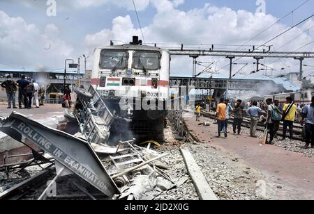 (220617) -- SECUNDERABAD, 17. Juni 2022 (Xinhua) -- das Foto vom 17. Juni 2022 zeigt beschädigte Züge und blockierte Eisenbahnlinien am Bahnhof Secunderabad im südlichen Bundesstaat Telangana, Indien. Mindestens eine Person wurde am Freitag in Indien getötet und 12 verletzt, nachdem die Polizei angeblich auf Demonstranten gegen das neue Rekrutierungsprogramm der Regierung für Streitkräfte geschossen hatte, sagten Beamte. Die Tötung fand inmitten von Gewalt und Brandstiftung am Bahnhof Secunderabad im südlichen Bundesstaat Telangana statt. UM ES MIT „Roundup: 1 Tote in Indien inmitten von Gewalt gegen die Politik von Govt“ zu SAGEN (Str/Xi Stockfoto