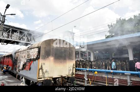 Secunderabad. 17.. Juni 2022. Das am 17. Juni 2022 aufgenommene Foto zeigt einen beschädigten Wagen eines Zuges am Bahnhof Secunderabad im südlichen Bundesstaat Telangana, Indien. Mindestens eine Person wurde am Freitag in Indien getötet und 12 verletzt, nachdem die Polizei angeblich auf Demonstranten gegen das neue Rekrutierungsprogramm der Regierung für Streitkräfte geschossen hatte, sagten Beamte. Die Tötung fand inmitten von Gewalt und Brandstiftung am Bahnhof Secunderabad im südlichen Bundesstaat Telangana statt. UM MIT 'Roundup: 1 Tote in Indien inmitten von Gewalt gegen die Politik von Govt' zu GEHEN.Quelle: Str/Xinhua/Alamy Live News Stockfoto