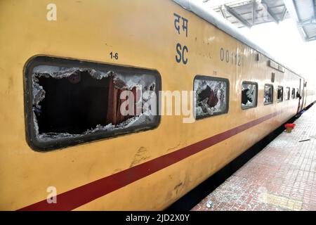 Secunderabad. 17.. Juni 2022. Das am 17. Juni 2022 aufgenommene Foto zeigt einen beschädigten Wagen eines Zuges am Bahnhof Secunderabad im südlichen Bundesstaat Telangana, Indien. Mindestens eine Person wurde am Freitag in Indien getötet und 12 verletzt, nachdem die Polizei angeblich auf Demonstranten gegen das neue Rekrutierungsprogramm der Regierung für Streitkräfte geschossen hatte, sagten Beamte. Die Tötung fand inmitten von Gewalt und Brandstiftung am Bahnhof Secunderabad im südlichen Bundesstaat Telangana statt. UM MIT 'Roundup: 1 Tote in Indien inmitten von Gewalt gegen die Politik von Govt' zu GEHEN.Quelle: Str/Xinhua/Alamy Live News Stockfoto