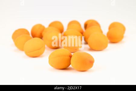 Aprikosenfrüchte isoliert auf hellem Hintergrund. Selektiver Fokus. Stockfoto