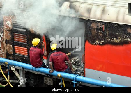 Secunderabad, Indien. 17.. Juni 2022. Feuerwehrleute versuchen, den Brand am Bahnhof Secunderabad im südlichen Bundesstaat Telangana, Indien, zu entfachen, 17. Juni 2022. Mindestens eine Person wurde am Freitag in Indien getötet und 12 verletzt, nachdem die Polizei angeblich auf Demonstranten gegen das neue Rekrutierungsprogramm der Regierung für Streitkräfte geschossen hatte, sagten Beamte. Die Tötung fand inmitten von Gewalt und Brandstiftung am Bahnhof Secunderabad im südlichen Bundesstaat Telangana statt. UM MIT 'Roundup: 1 Tote in Indien inmitten von Gewalt gegen die Politik von Govt' zu GEHEN.Quelle: Str/Xinhua/Alamy Live News Stockfoto