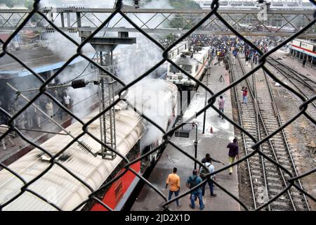 (220617) -- SECUNDERABAD, 17. Juni 2022 (Xinhua) -- das Foto vom 17. Juni 2022 zeigt einen beschädigten Wagen eines Zuges und blockierte Eisenbahnlinien am Bahnhof Secunderabad im südlichen Bundesstaat Telangana, Indien. Mindestens eine Person wurde am Freitag in Indien getötet und 12 verletzt, nachdem die Polizei angeblich auf Demonstranten gegen das neue Rekrutierungsprogramm der Regierung für Streitkräfte geschossen hatte, sagten Beamte. Die Tötung fand inmitten von Gewalt und Brandstiftung am Bahnhof Secunderabad im südlichen Bundesstaat Telangana statt. UM ES MIT „Roundup“ zu SAGEN: 1 Tote in Indien inmitten von Gewalt gegen die Politik von Govt Stockfoto