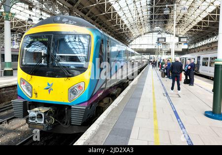 TransPennine Express Klasse 185 Zug am Bahnhof Manchester Piccadilly im Juni 2022 Stockfoto