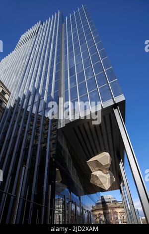 Blick auf den unteren Teil des Gebäudes mit Kunstwerken von John Pickering. 103 Colmore Row, Birmingham, Großbritannien. Architekt: Doone Silver Kerr, 2022. Stockfoto