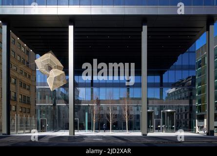 Blick auf den unteren Teil des Gebäudes mit Kunstwerken von John Pickering. 103 Colmore Row, Birmingham, Großbritannien. Architekt: Doone Silver Kerr, 2022. Stockfoto