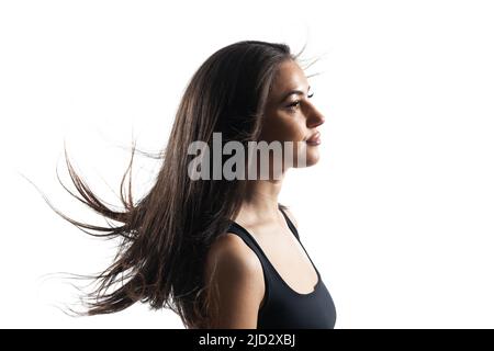 studioportrait eines schönen Brünette Mädchen mit fließendem Haar gegen weißen Hintergrund. Stockfoto