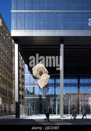 Blick auf den unteren Teil des Gebäudes mit Kunstwerken von John Pickering. 103 Colmore Row, Birmingham, Großbritannien. Architekt: Doone Silver Kerr, 2022. Stockfoto