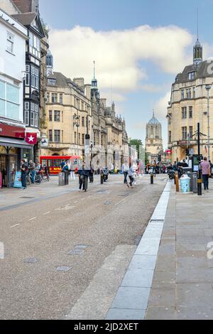 Oxford Town Center Blick von der Cornmarket Street über die High Street in Richtung St. Aldgate's mit Tom Tower of Christ Church in The Distance England Stockfoto