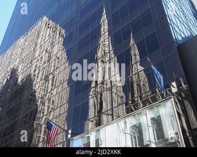 Spiegelung der St. Patrick's Cathedral in einem der umliegenden Gebäude. Stockfoto