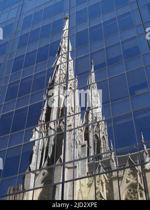 Spiegelung der St. Patrick's Cathedral in einem der umliegenden Gebäude. Stockfoto