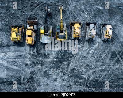Luftaufnahme des Baggers auf industriellem Platz. Baustelle Draufsicht. Schießen von der Drohne. Stockfoto
