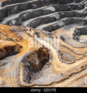 Luftaufnahme der Industrieterrassen auf der Mineralmine. Tagebau. Drohnenansicht von oben. Stockfoto