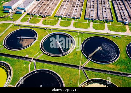 Kläranlage. Luftbild mit Blick auf die klärenden Panzer und das grüne Gras. Draufsicht auf die Kläranlage. Industrietechnologie. Stockfoto