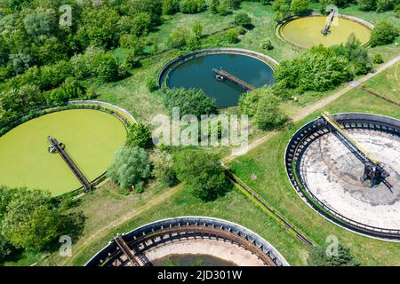 Kläranlage. Luftbild mit Blick auf die klärenden Panzer und das grüne Gras. Draufsicht auf die Kläranlage. Industrietechnologie. Stockfoto