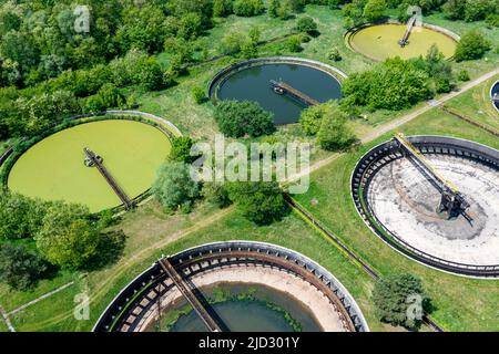 Kläranlage. Luftbild mit Blick auf die klärenden Panzer und das grüne Gras. Draufsicht auf die Kläranlage. Industrietechnologie. Stockfoto