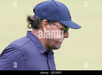 New York, USA. 17.. Juni 2022. Phil Mickelson geht am Freitag, den 17. Juni 2022, im Country Club in Brookline, MA, im zweiten Lauf der USA Open Championship 122. auf dem 12. Green. Foto von John Angelillo/UPI Credit: UPI/Alamy Live News Stockfoto