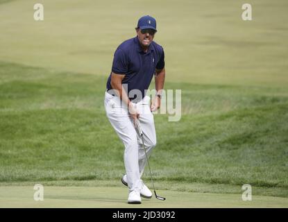 New York, USA. 17.. Juni 2022. Phil Mickelson reagiert, nachdem er am 122. Freitag, den 17. Juni 2022, im Country Club in Brookline, MA, einen Putt für Birdie auf dem Grün von 12. verpasst hatte. Foto von John Angelillo/UPI Credit: UPI/Alamy Live News Stockfoto