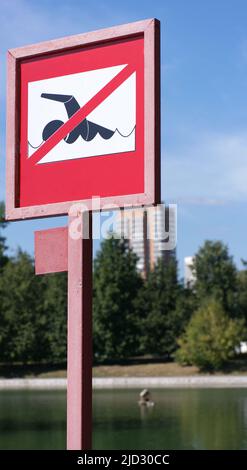 Verbots-Schild an sonnigen Sommertag schwimmen Stockfoto