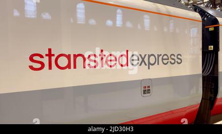 Stansted Express-Zug mit Ankunft in London Liverpool Street - LONDON, Großbritannien - 9. JUNI 2022 Stockfoto