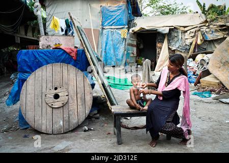 Bewohner des Slums New Alipane unter der Durgapar-Brücke in Kalkata, Indien Stockfoto