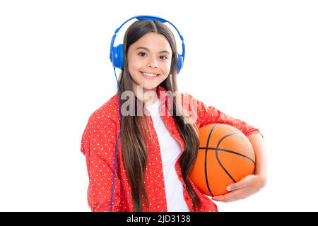 Sieg das Spiel zu gewinnen. Teen Mädchen mit Basketball-Ball. Porträt von glücklich lächelnd Teenager-Kind Mädchen. Sportlicher und aktiver Lebensstil. Kindheit, Team Stockfoto