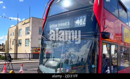 Bus zum Flughafen Heathrow von Southall - LONDON, Großbritannien - 9. JUNI 2022 Stockfoto