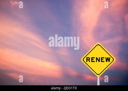 Gelbes Transportschild mit Wort erneuern auf violettem Himmel Hintergrund Stockfoto