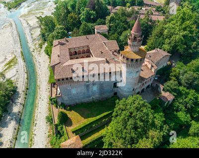 Luftaufnahme der Burg Rivalta am Fluss Trebbia, Provinz Piacenza, Emilia-Romagna, Italien. Es ist ein befestigter Komplex mit einem zylindrischen Turm Stockfoto