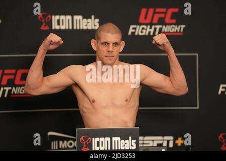 AUSTIN, TX, AUSTIN, TX, USA. 17.. Juni 2022. AUSTIN, TX - 17. JUNI: Joe Lauzon geht auf die Skala für das offizielle Wiegen im Moody Center für die UFC Fight Night - Kattar vs Emmett am 17. Juni 2022 in AUSTIN, TX, USA. (Bild: © Louis Grasse/PX Imagens via ZUMA Press Wire) Stockfoto