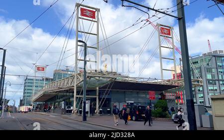 Bahnhof East Croydon - LONDON, Großbritannien - 9. JUNI 2022 Stockfoto