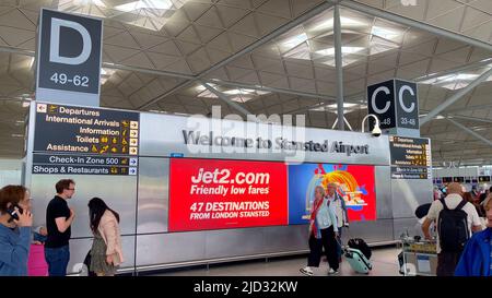 Hauptterminal des Stansted Airport - LONDON, Großbritannien - 9. JUNI 2022 Stockfoto