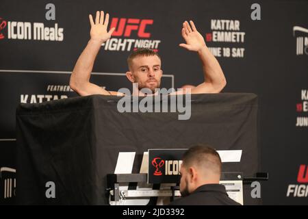 AUSTIN, TX, AUSTIN, TX, USA. 17.. Juni 2022. AUSTIN, TX - 17. JUNI: Cody Stamann geht auf die Skala für das offizielle Wiegen im Moody Center für die UFC Fight Night - Kattar vs Emmett am 17. Juni 2022 in AUSTIN, TX, USA. (Bild: © Louis Grasse/PX Imagens via ZUMA Press Wire) Stockfoto