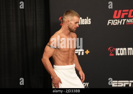 AUSTIN, TX, AUSTIN, TX, USA. 17.. Juni 2022. AUSTIN, TX - 17. JUNI: Cody Stamann geht auf die Skala für das offizielle Wiegen im Moody Center für die UFC Fight Night - Kattar vs Emmett am 17. Juni 2022 in AUSTIN, TX, USA. (Bild: © Louis Grasse/PX Imagens via ZUMA Press Wire) Stockfoto