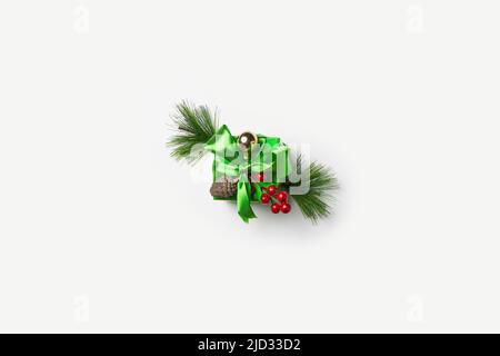 Weihnachtsschmuck. Weihnachtskomposition mit Spielzeugbällen, Geschenkboxen auf weißem Hintergrund. Draufsicht. Minimalismus Stockfoto