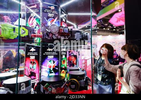 Tokio, Japan. 17.. Juni 2022. Besucher treffen sich während der Internationalen Tokyo Toy Show 2022 im Tokyo Big Sight in Tokio. Die jährliche Ausstellung ist die größte Spielzeugausstellung in Japan, die von der Japan Toy Association gesponsert wird und vom 16. Bis 17. Juni nur für Geschäftsleute veranstaltet wird. (Bild: © Rodrigo Reyes Marin/ZUMA Press Wire) Bild: ZUMA Press, Inc./Alamy Live News Stockfoto