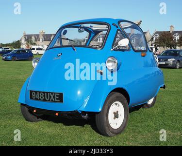 Blauer BMW Isetta 0,25lt Micro-Wagen aus dem Jahr 1956. Diese basierten auf dem ISO Isetta Bubble Car und wurden von 1955 bis 1962 hergestellt. Stockfoto