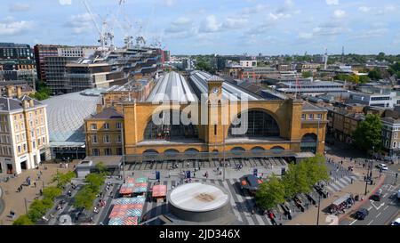 Luftaufnahme über Kings Cross - Bahnhof St Pancras in London - LONDON, Großbritannien - 9. JUNI 2022 Stockfoto