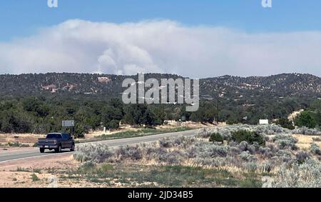 Santa Fe, USA. 15.. Juni 2022. Der Rauch vom Waldbrand am Calf Canyon/Hermits Peak füllt den Himmel im Gebiet von Santa Fe weiter. Während der US Forest Service behauptet, dass der einmonatige Brand zu 70 % aus dem Rauch des Feuers besteht, sind weiterhin Warnungen zur Luftqualität erforderlich. Das Foto wurde am 15. Juni 2022 in der Nähe der Kreuzung von Interstate 25 und Highway 285 südöstlich von Santa Fe, New Mexico, gemacht. (Foto von Steven Clevenger/Sipa USA) Quelle: SIPA USA/Alamy Live News Stockfoto