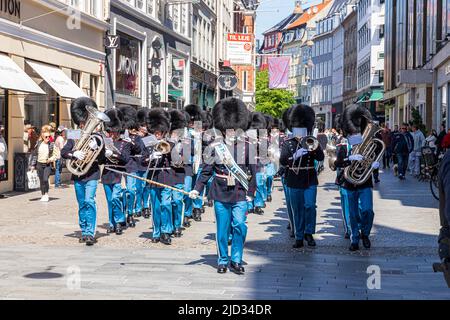 Das Royal Guard Orchestra (Den Kongelige Livgarde) marschiert im Zentrum von Kopenhagen, Dänemark Stockfoto