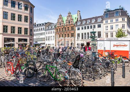 Viele Fahrräder neben Petersens Polser Hot Dog stehen in Højbro Plads (High Bridge Square), einem öffentlichen Platz in Kopenhagen, Dänemark Stockfoto