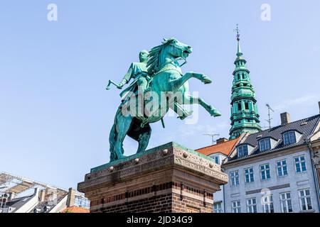 Die Statue von Bischof Absalon (dem legendären Gründer der Stadt) auf dem Højbro Plads (Hochbrückenplatz), einem öffentlichen Platz in Kopenhagen, Dänemark Stockfoto